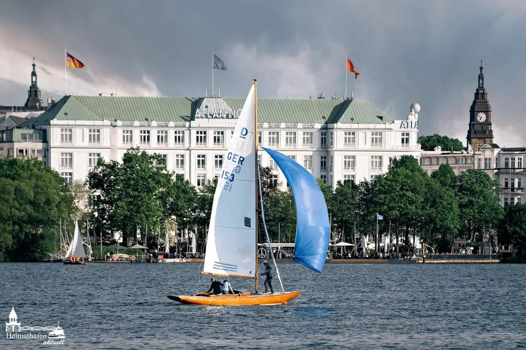 Hamburg Alster Bilder - Segelboot auf der Aussenalster vor Atlantic Hotel