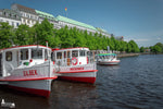 Alsterdampfer EILBEK und BREDENBEK an der Binnenalster vor dem Hotel Vier Jahreszeiten in Hamburg