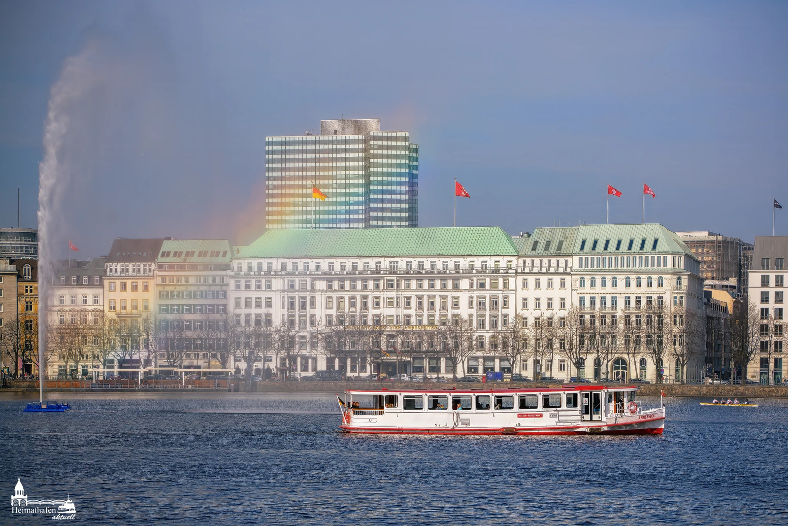 Alsterdampfer AMMERSBEK vor Alsterfontäne mit Regenbogen