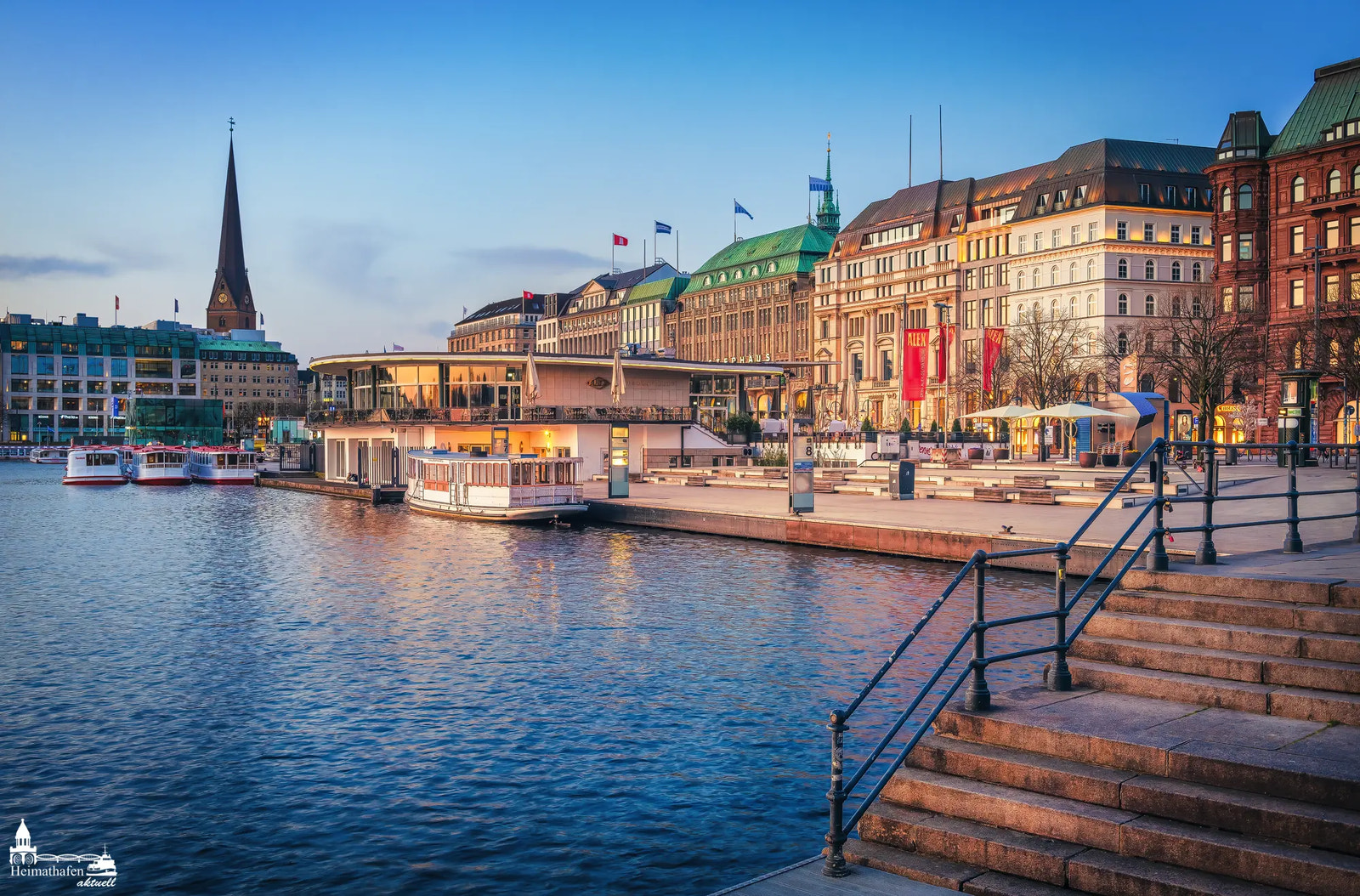 Jungfernstieg am Morgen mit Alsterdampfern und historischer Architektur