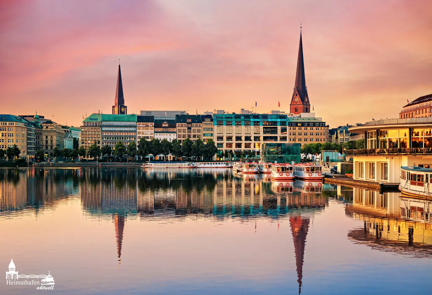 Binnenalster im Sonnenaufgang mit Alsterschiffen und Kirchtürmen