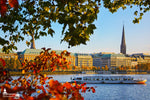 Alsterdampfer auf der Binnenalster vor herbstlicher Kulisse in Hamburg