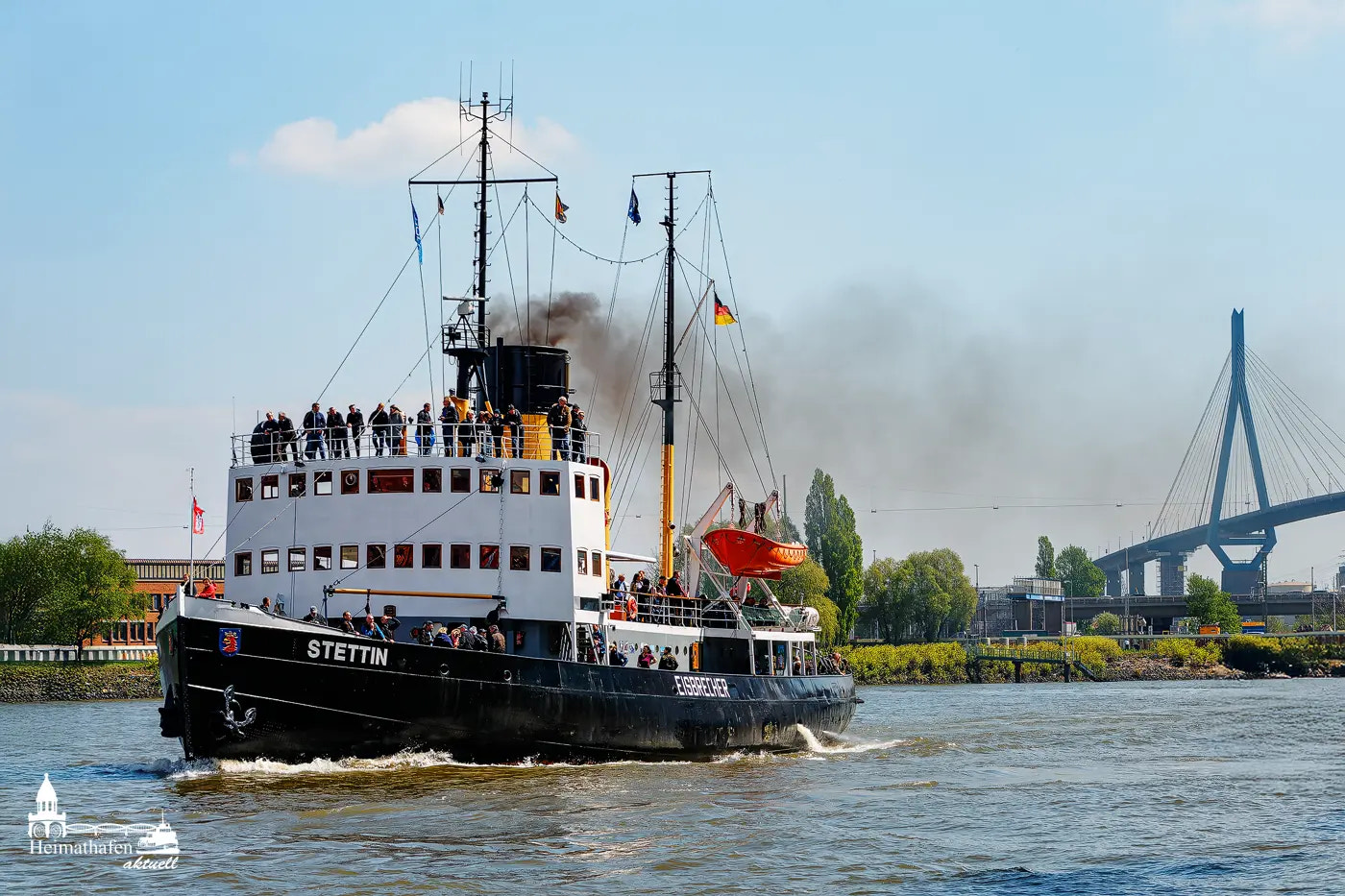 Dampf-Eisbrecher STETTIN unter schwarzer Rauchfahne vor der Köhlbrandbrücke in Hamburg.