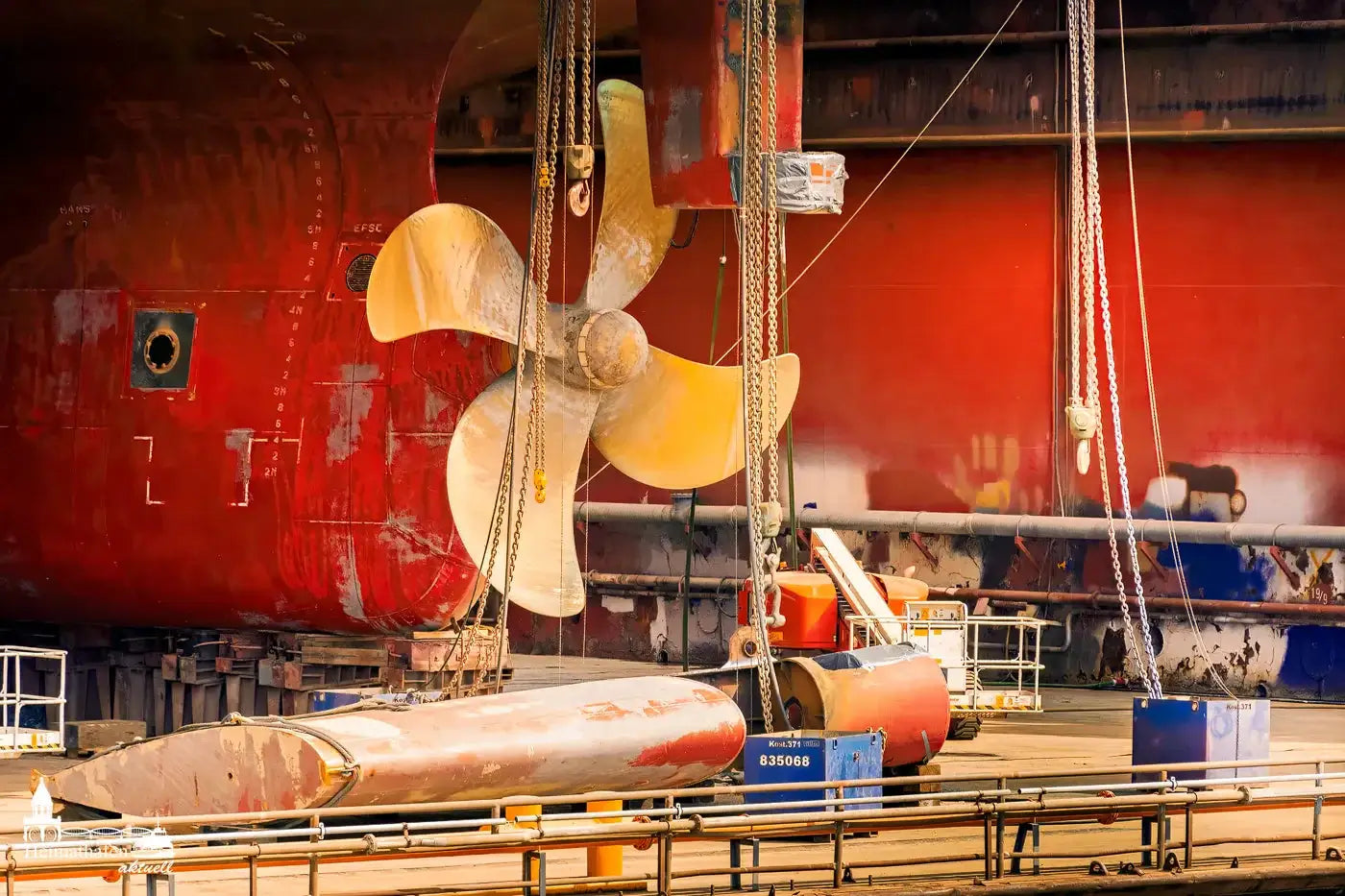 Hamburg Hafen Fotos -  Schiffsschraube im Dock