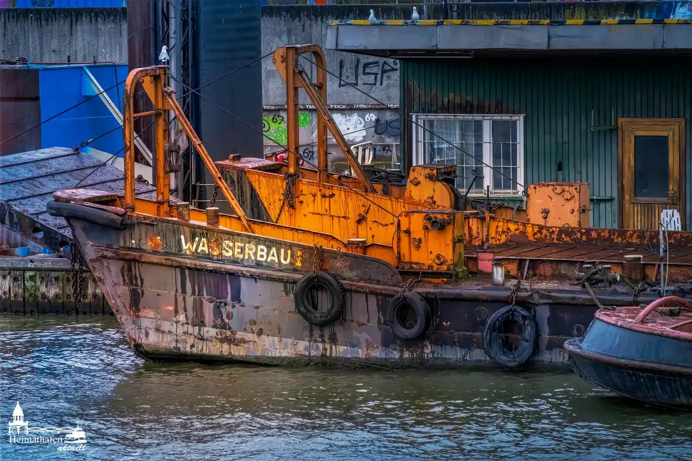 Hamburg Hafen Fotos - Alter Anleger und rostiger Kahn im Hamburger Hafen