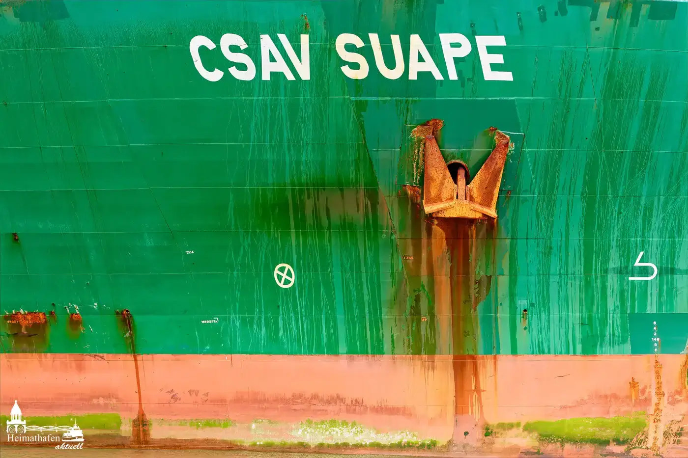 CSAV SUAPE mit rostigem Anker am Hamburger Hafen