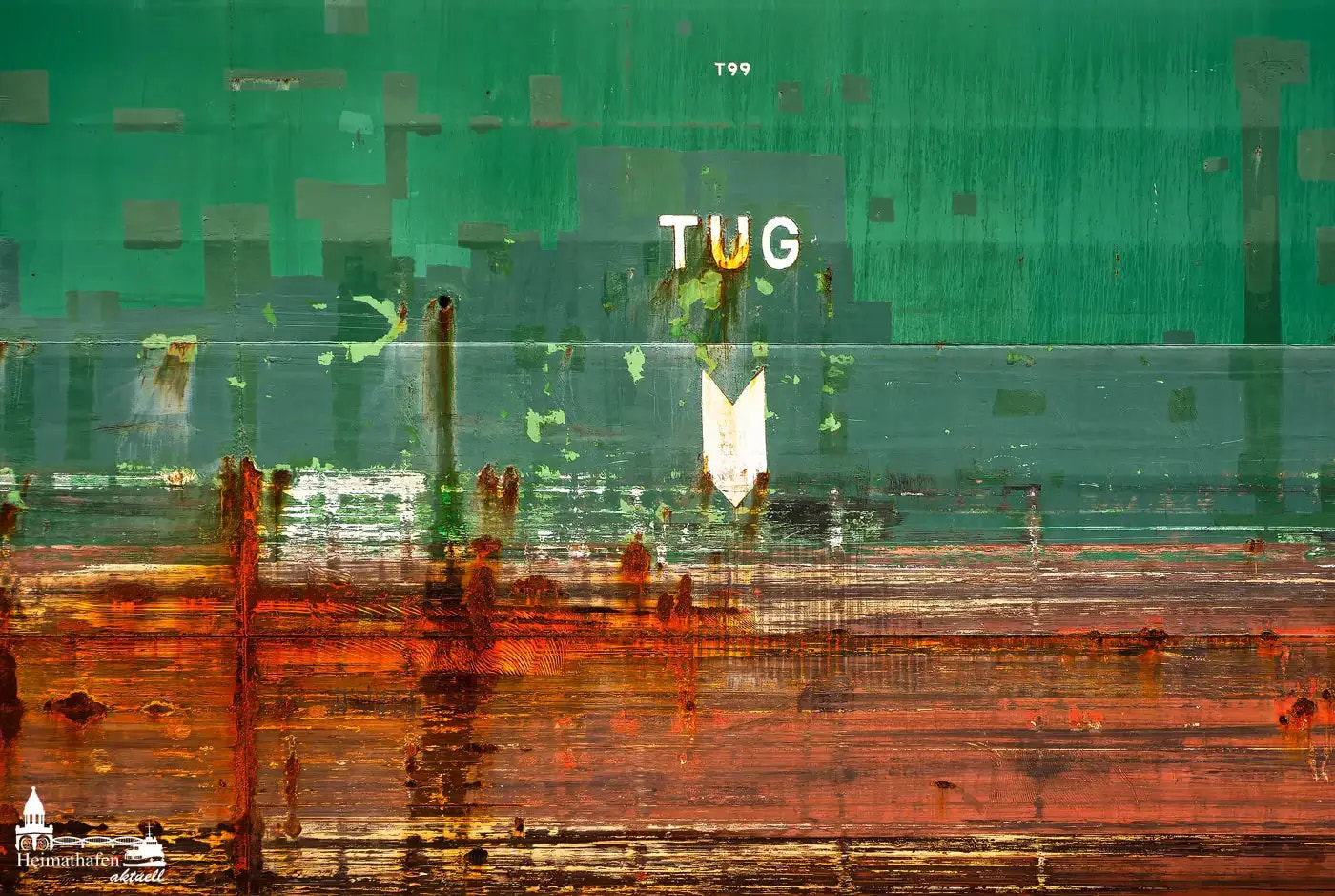 Rostige Bordwand mit TUG-Markierung am Frachter CSAV SUAPE