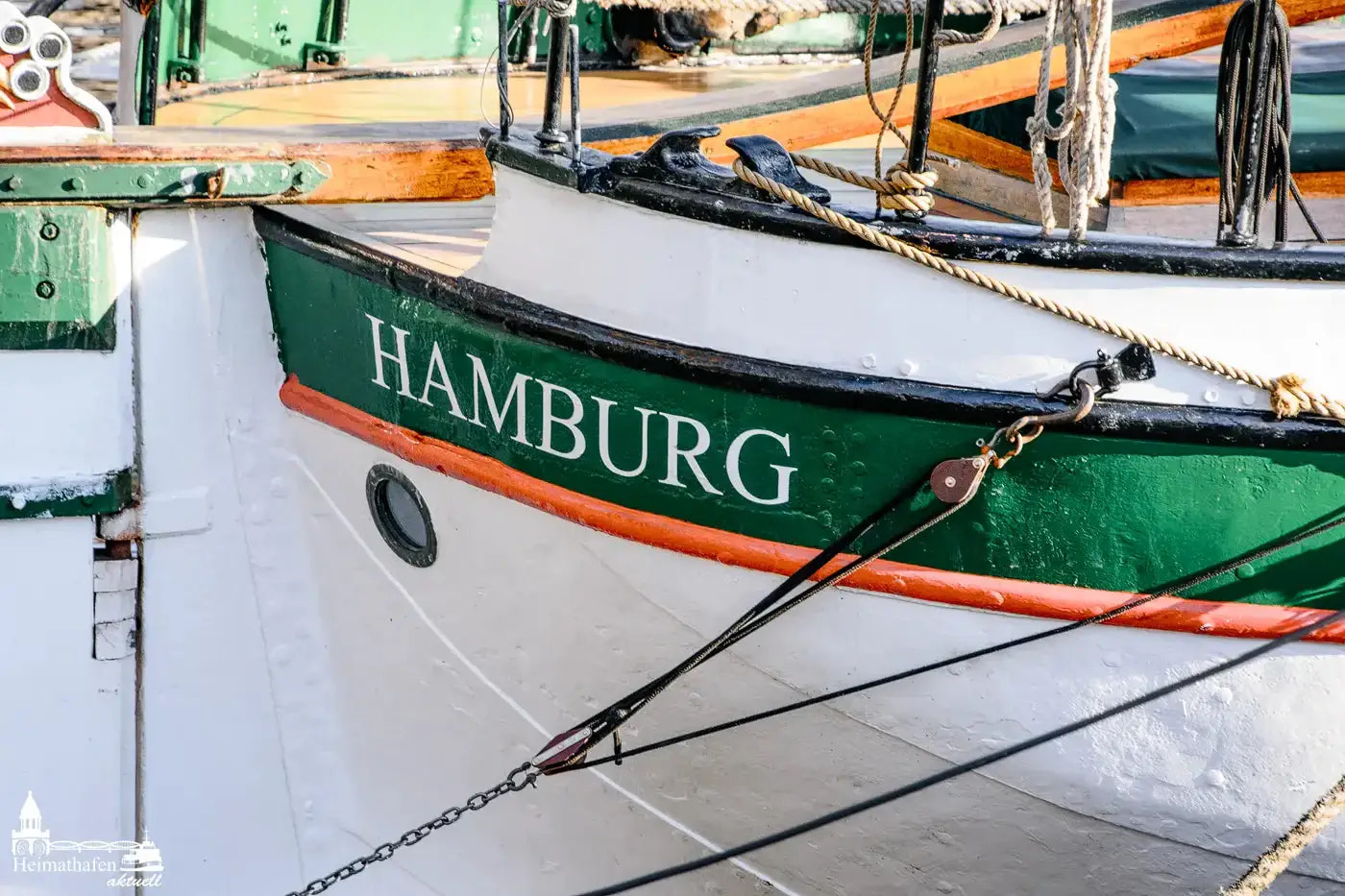 Bug eines historischen Schiffs mit dem Schriftzug HAMBURG im Museumshafen Övelgönne