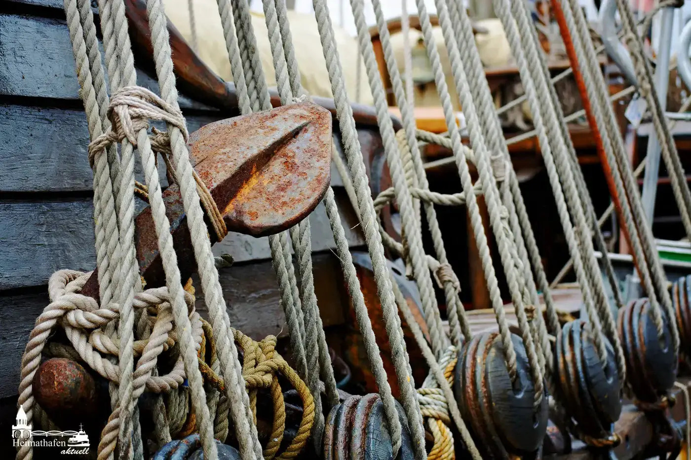 Tampen und Blöcke auf einem Traditionssegler – Detailaufnahme mit Anker