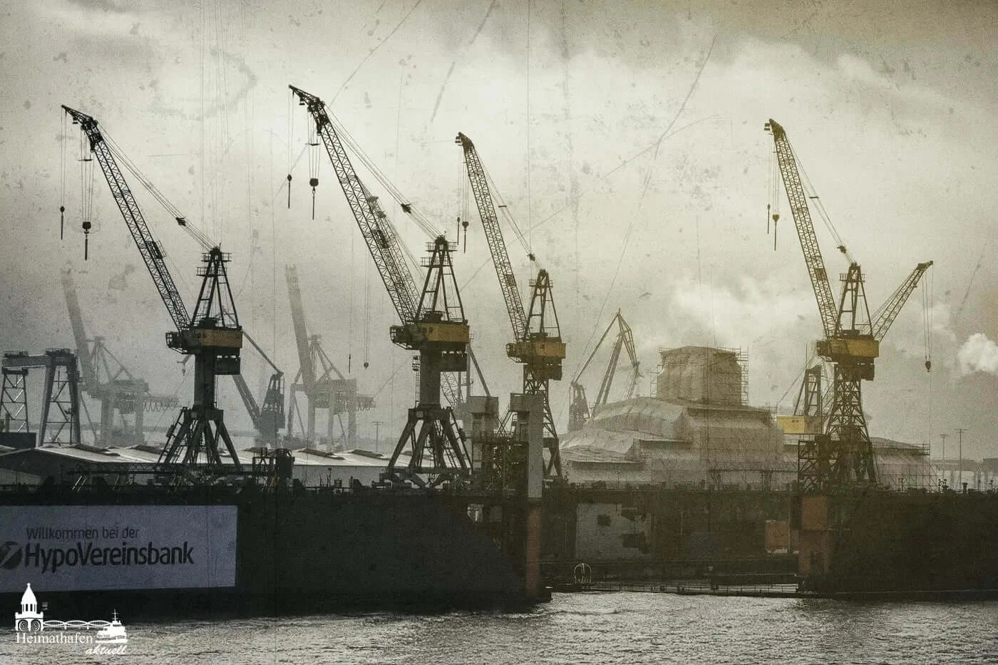 Hafenkrane im Frühnebel bei Sonnenaufgang im Vintage-Stil