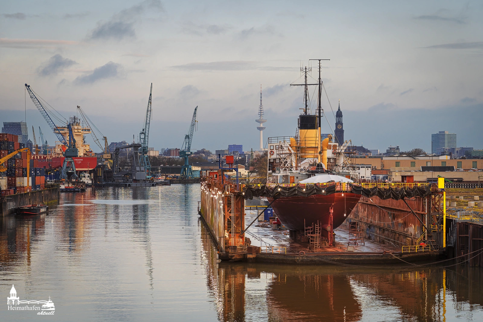 Dampfeisbrecher STETTIN im Schwimmdock – Hamburg Bilder kaufen