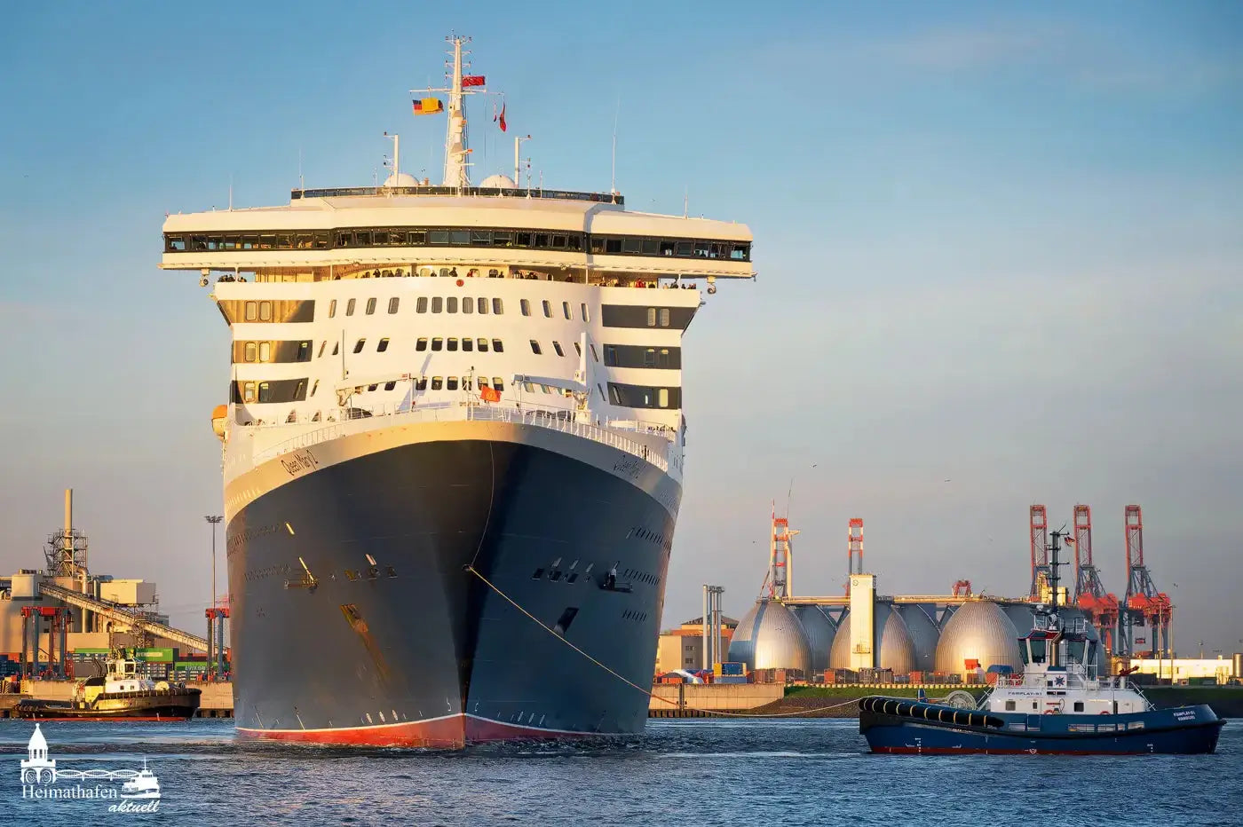 Hamburger Hafen Fotos - QUEEN MARY 2 und FAIRPLAY 91