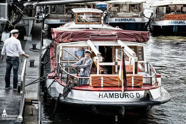 Hamburg Hafen Fotos - Seemänner und Hafenbarkeasse an den Landungsbrücken