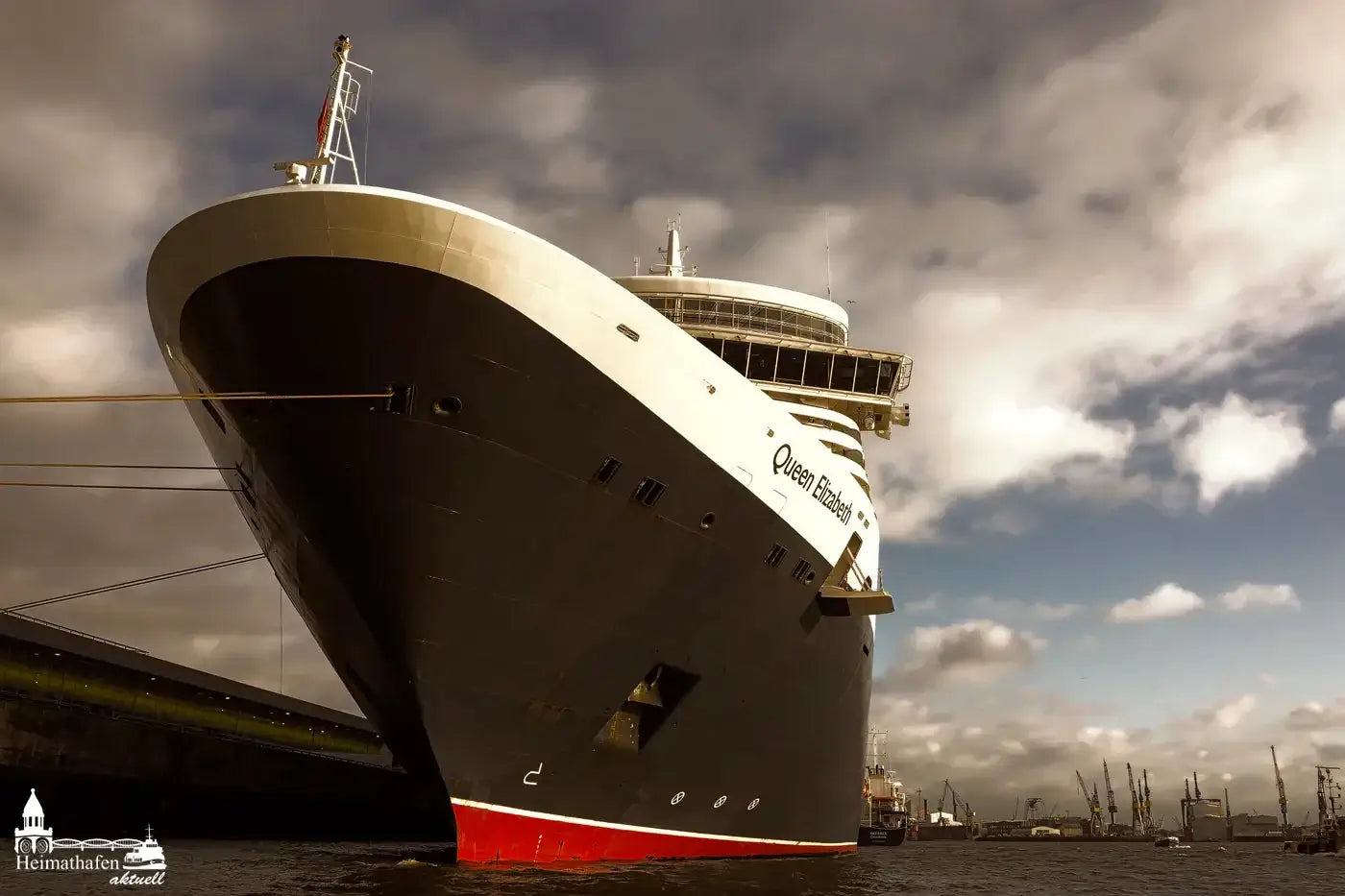Hamburger Hafen Fotos -Kreuzfahrtschiff QUEEN ELIZABETH am CRUISE CENTER Atona