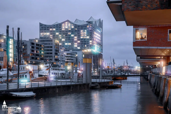 Hamburg Hafenfotos - Traditionshafen mit Blick auf Elbphilharmonie am Abend.