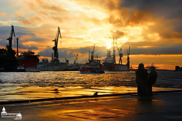 Hamburg Hafenfotos-Sonnenuntergang an den Landungsbrücken mit Blick auf Dock Elbe 17 und Hafenfähre