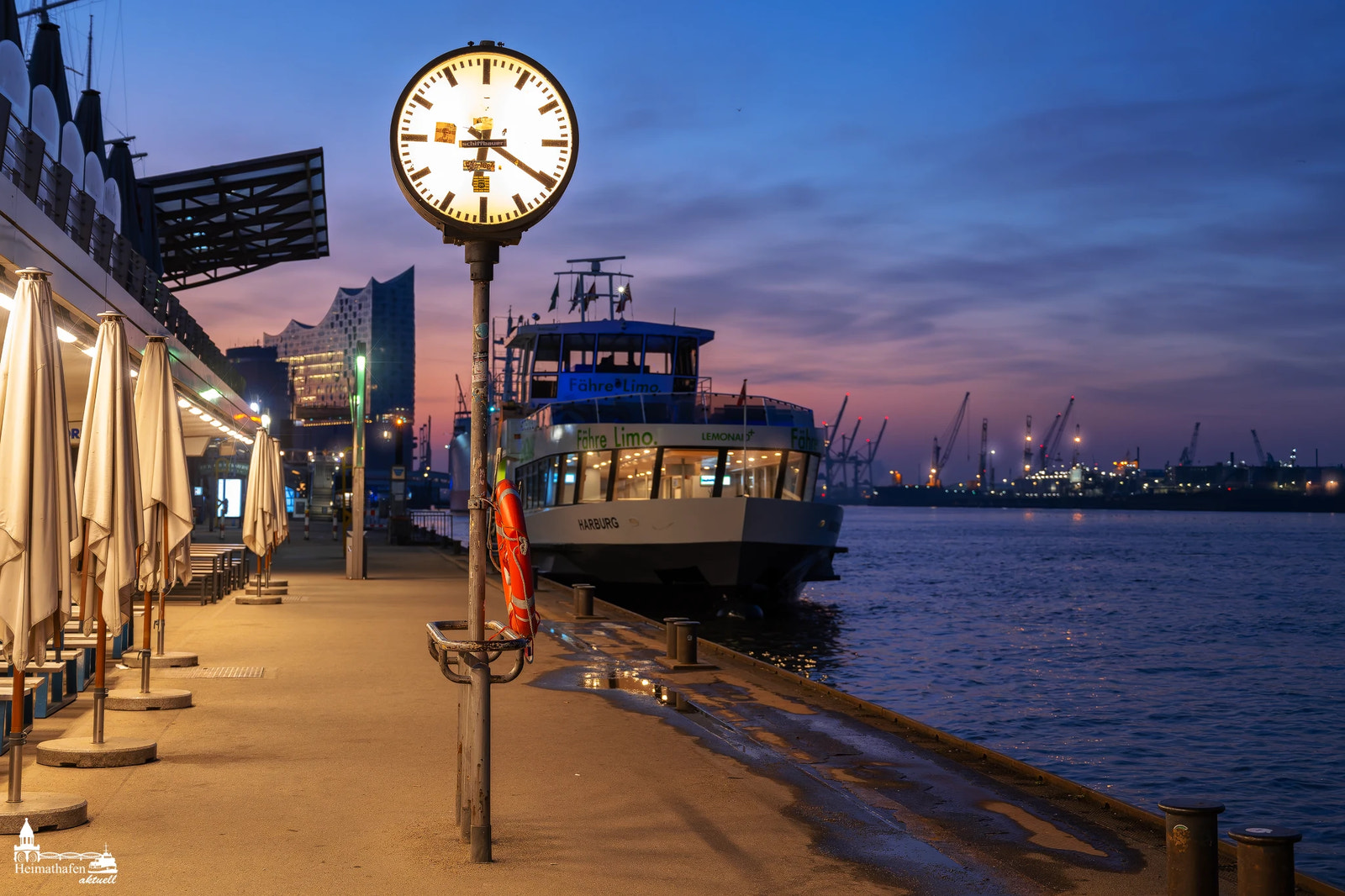 Landungsbrücken am Morgen mit Hafenfähre und Elbphilharmonie