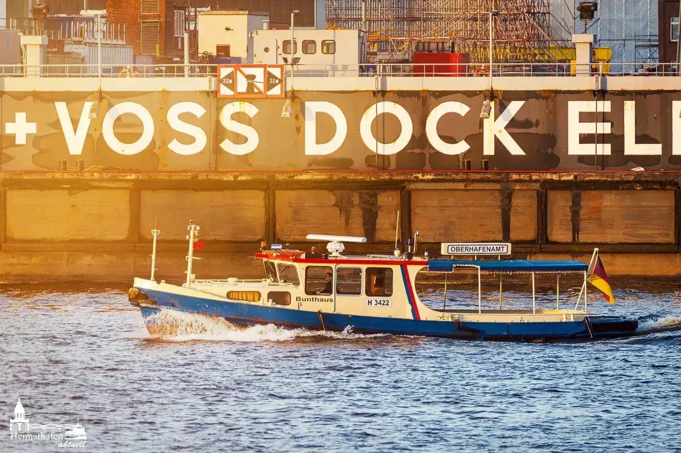 Bunthaus Oberhafenamt vor Voss Dock Elbe