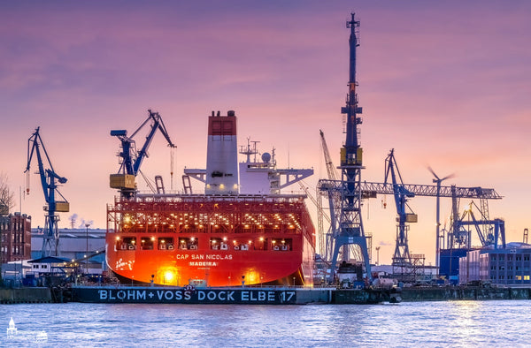 Blohm+Voss Dock Elbe 17 mit CAP SANn NICOLAS bei Sonnenuntergang