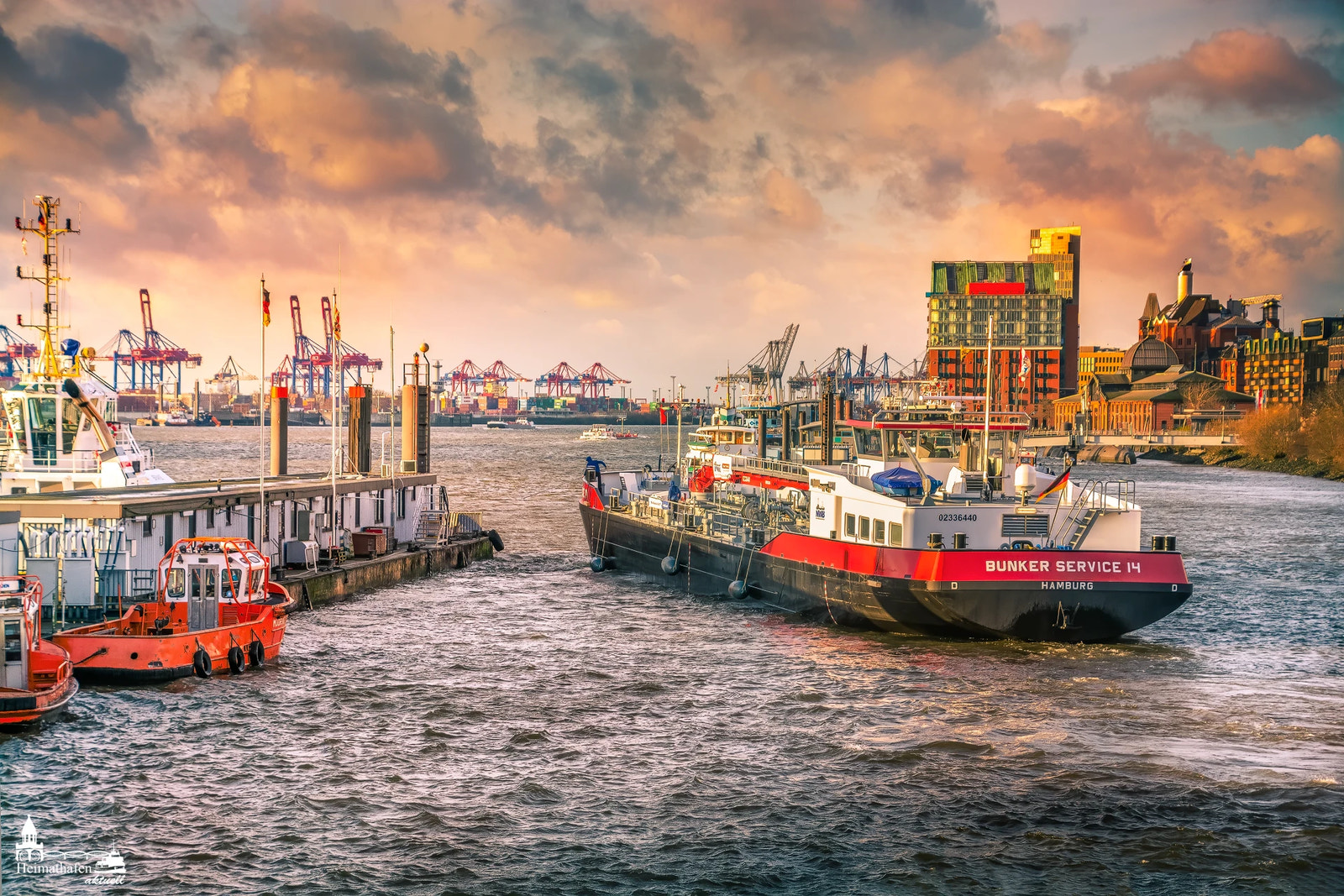 Bunkerschiff Hamburg Bunker Service 14 im Sonnenuntergang