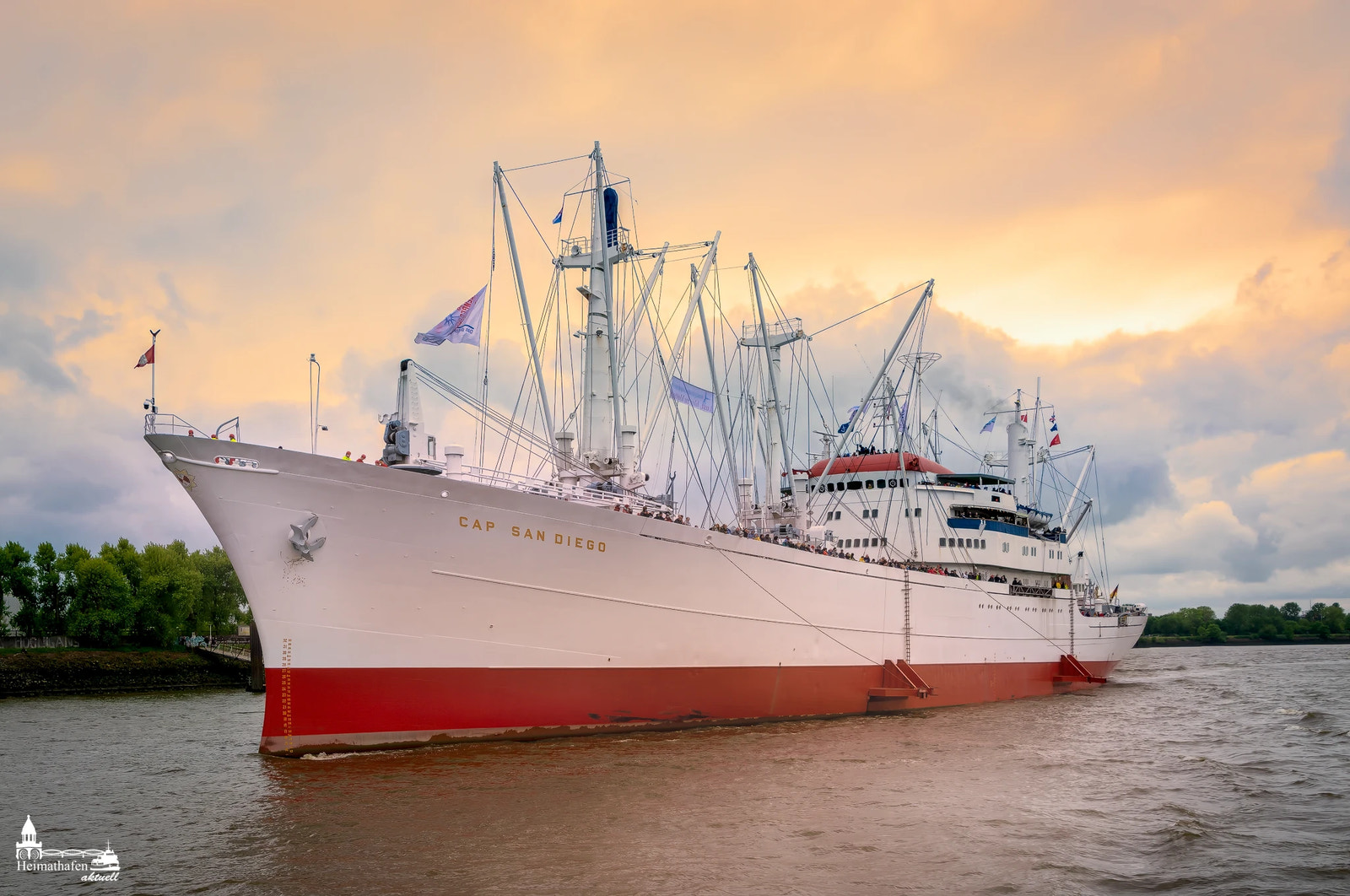 CAP SAN DIEGO auf der Elbe bei Sonnenuntergang