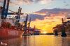 Containerhafen Hamburg Waltershof bei Sonnenuntergang mit HAMBURG SÜD