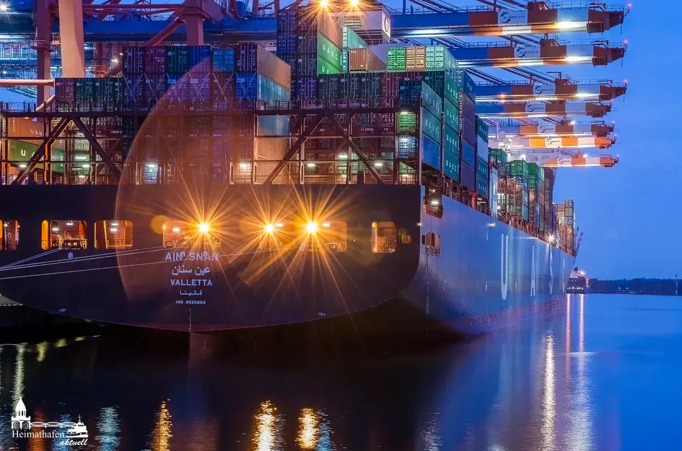 Containerschiff UASC AIN SNAN bei Nacht im Containerhafen Waltershof