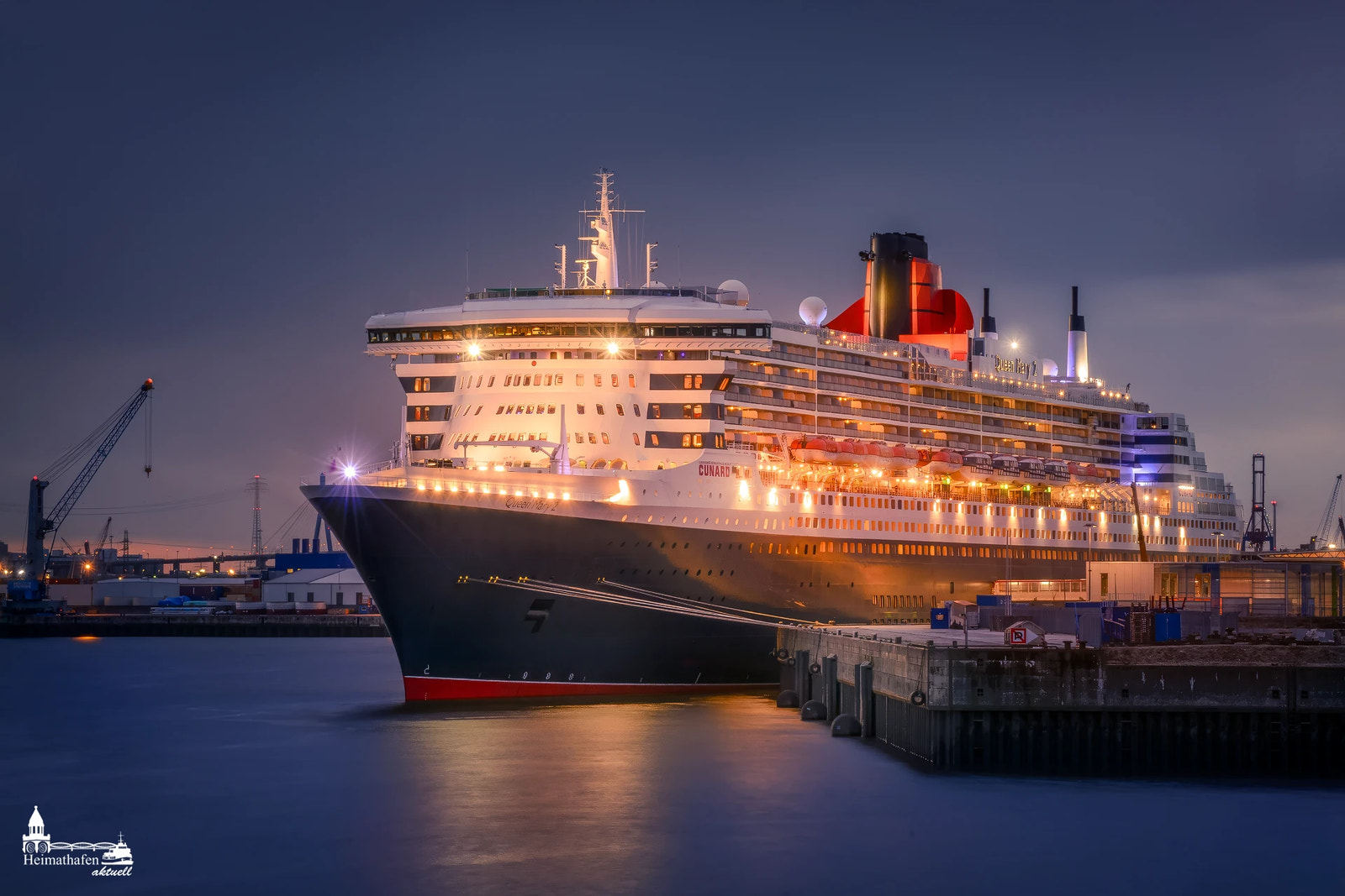 Besondere Hamburg Motive - QUEEN MARY 2 am Cruise Center HafenCity