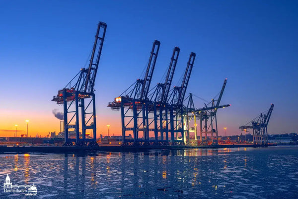 Heimathafen Hamburg - Hafenkräne zur blauen Stunde im Winter, Eis auf der Elbe