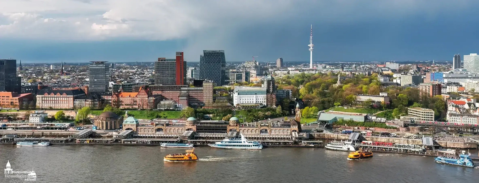 Heimathafen Hamburg: Blick auf die Hamburger Landungsbrücken mit Hafenfähren und Fernsehturm