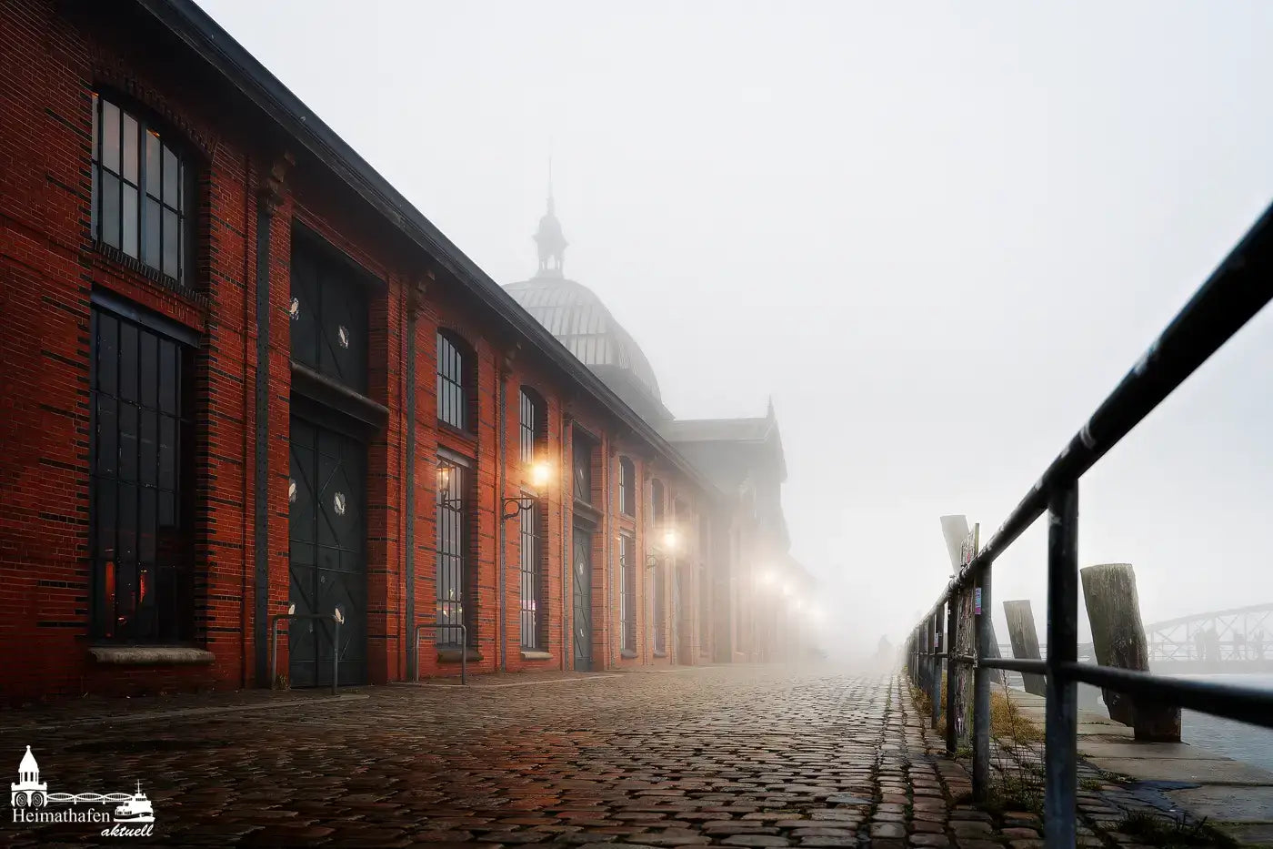 Fischauktionshalle Hamburg im Nebel mit Kopfsteinpflaster
