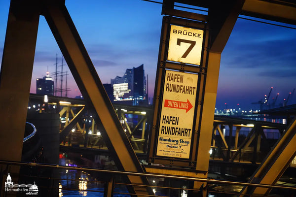 Brücke 7 Hamburg Landungsbrücken bei Nacht mit Blick auf Elbphilharmonie