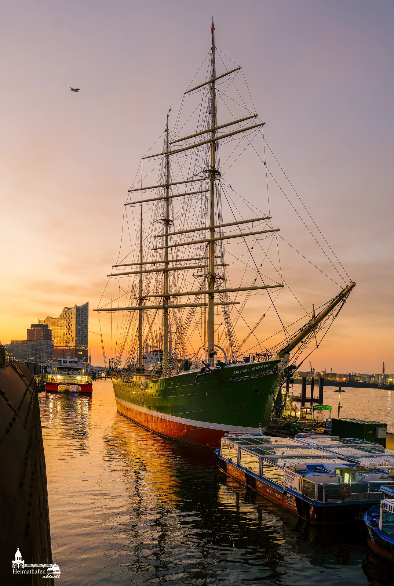 Museumsschiff Rickmer Rickmers im Sonnenaufgang vor der Elbphilharmonie