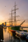 Museumsschiff Rickmer Rickmers im Sonnenaufgang vor der Elbphilharmonie