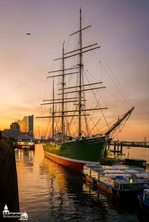 Museumsschiff Rickmer Rickmers im Sonnenaufgang vor der Elbphilharmonie