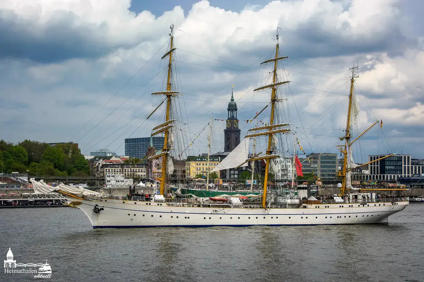 GORCH FOCK vor dem Hamburger Michel beim Hafengeburtstag 2015