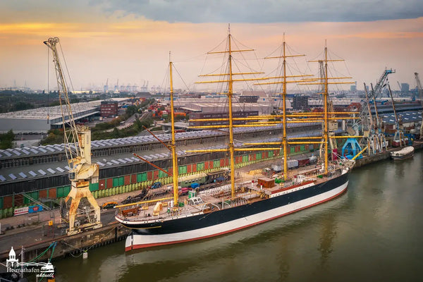 Viermastbark PEKING am Kai im Hamburger Hafenmuseum bei Sonnenuntergang