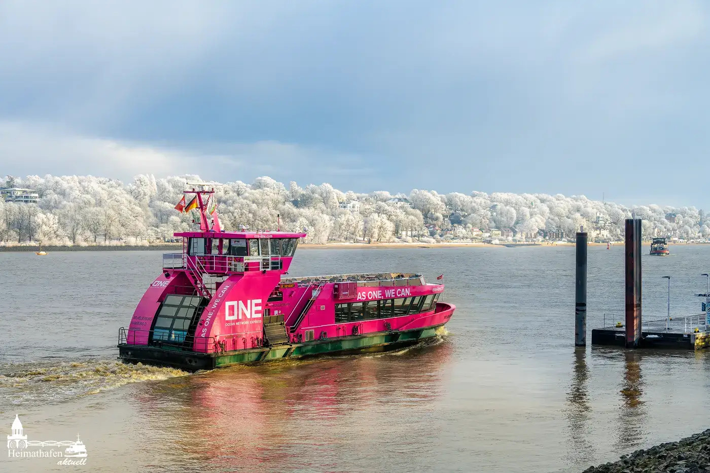 Pinkfarbene Hafenfähre in Hamburg bei Winterfrost am Bubendeyufer