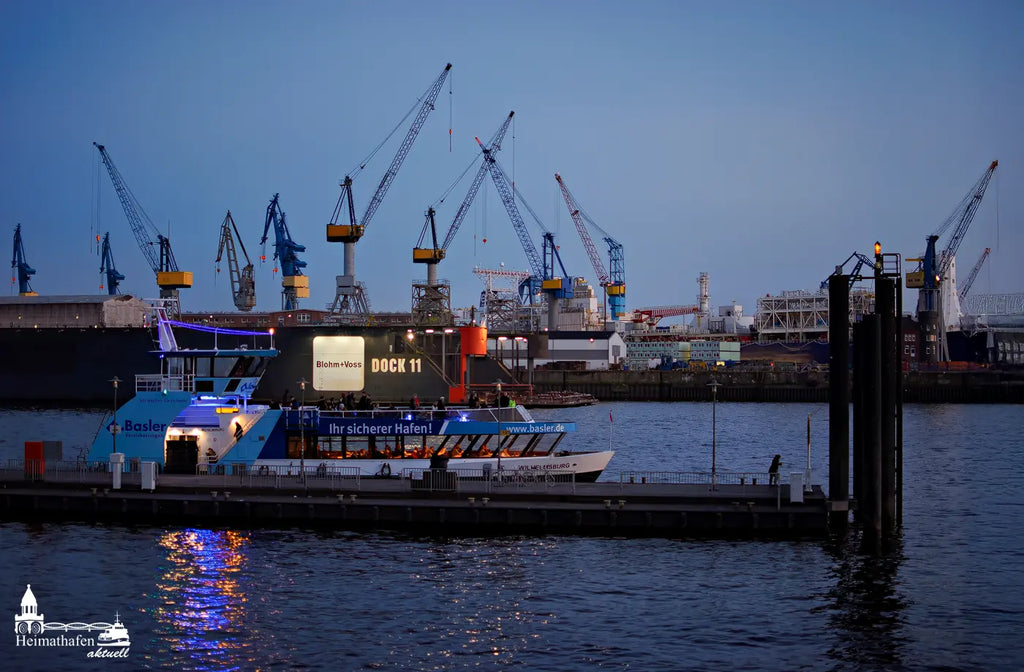 Fähranleger Altona mit Blick auf Dock 11 und Werftkräne in der blauen Stunde