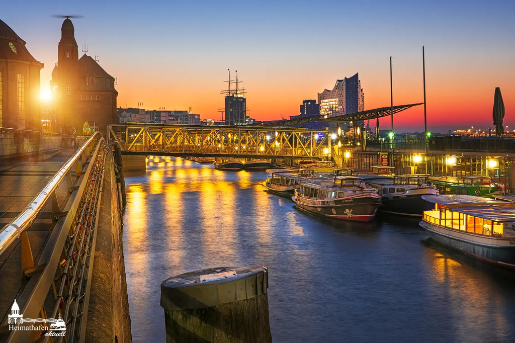 Sonnenaufgang an den Landungsbrücken mit Elbphilharmonie und Barkassen