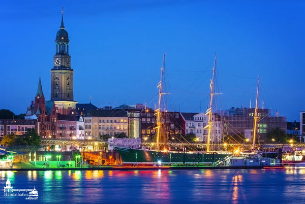 Landungsbrücken mit Rickmer Rickmers und Michel am Abend