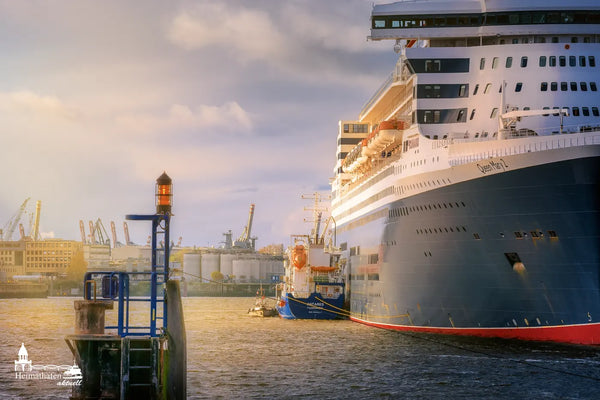 Queen Mary 2 am Cruise Center HafenCity bei Sonnenlicht