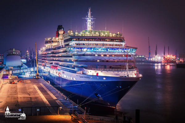 Kreuzfahrtschiff Queen Victoria abends am Cruise Center Altona in Hamburg