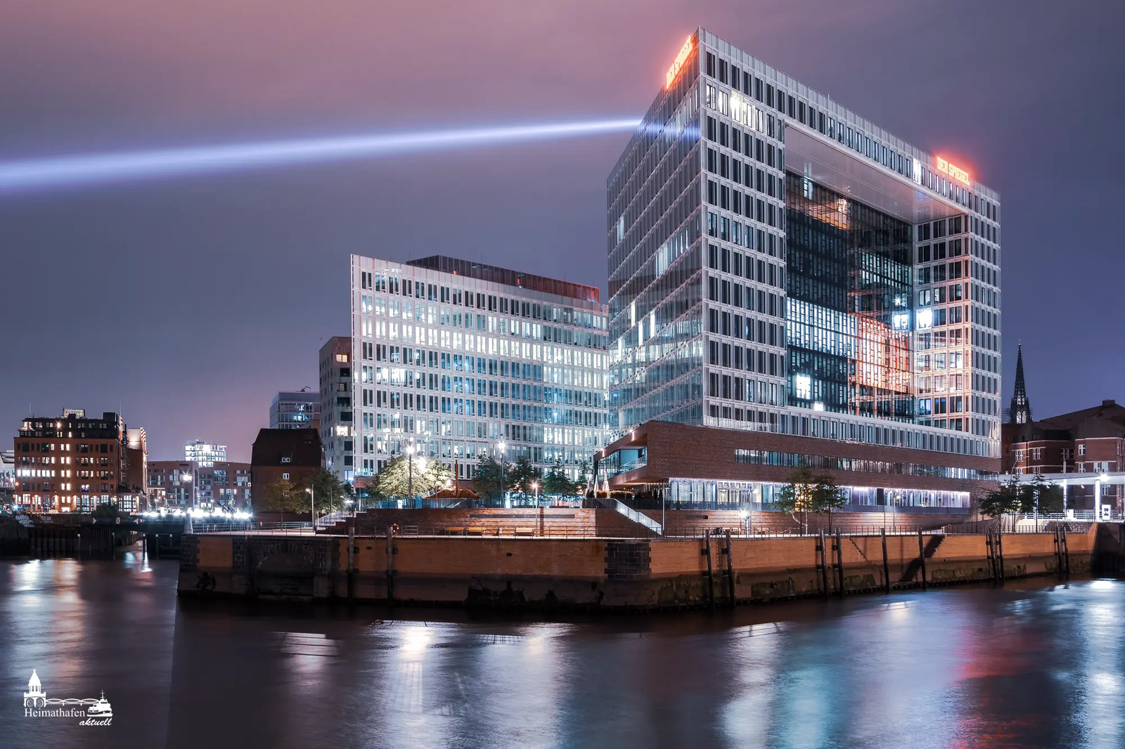 Spiegel-Gebäude mit Lichtstrahl bei Nacht in Hamburg