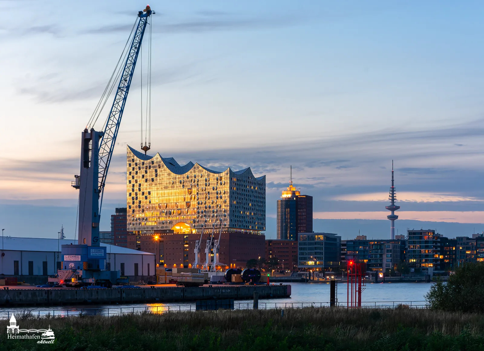 Elbphilharmonie am Abend mit Hafenkran – Hamburg Bilder kaufen