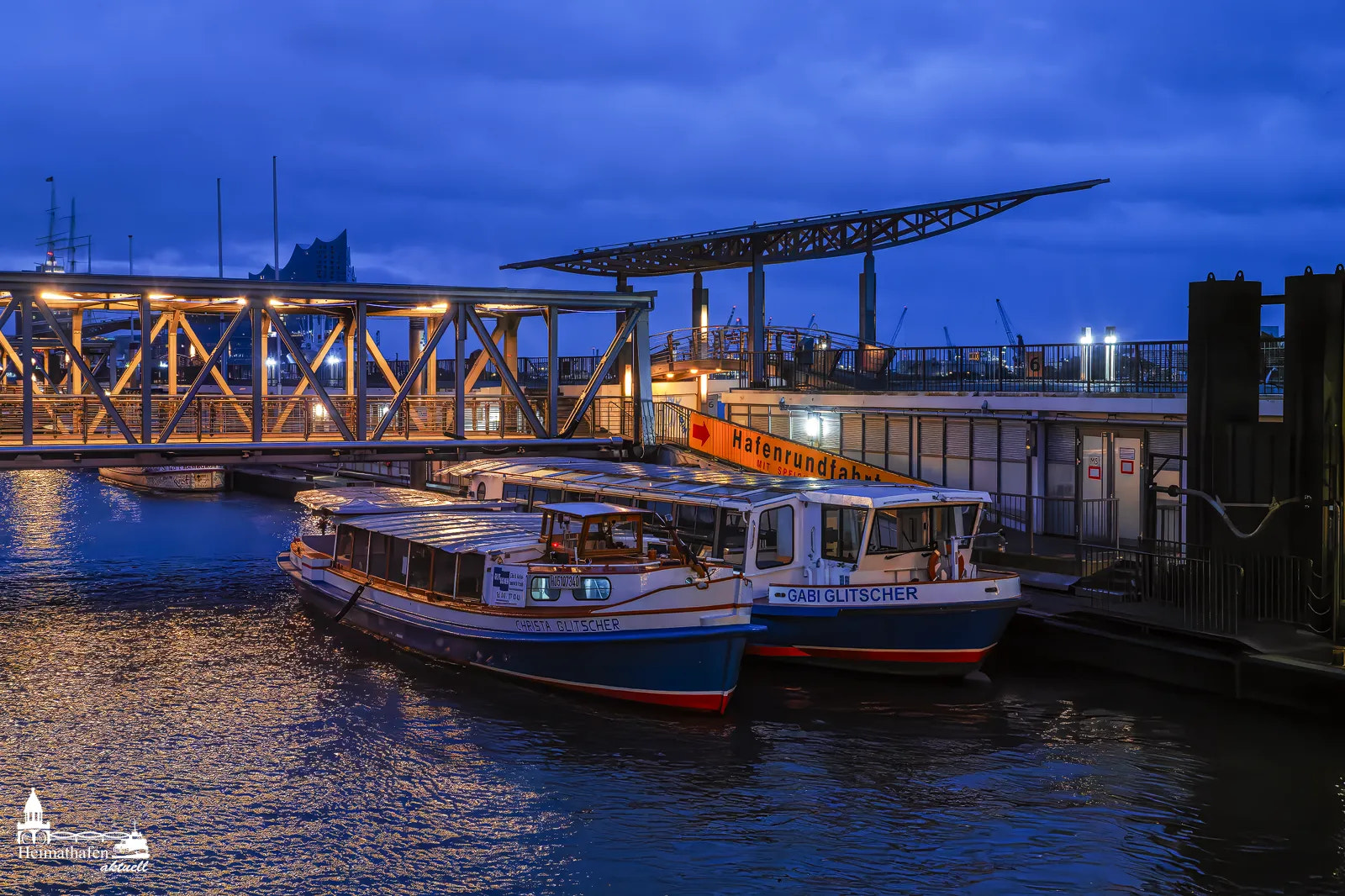 Barkassen an den Landungsbrücken in blauer Stunde – Hamburg Bilder kaufen