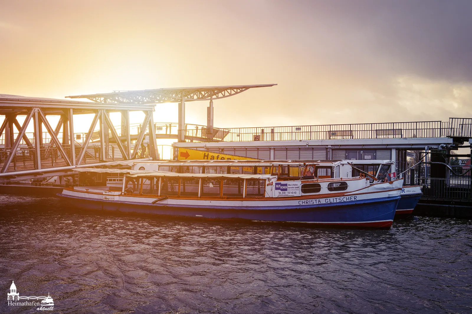 Barkassen in Morgensonne an den Landungsbrücken – Hamburg Bilder kaufen