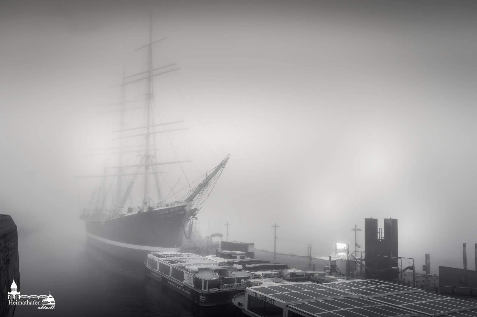 Rickmer Rickmers im Nebel – Hamburg Bilder kaufen