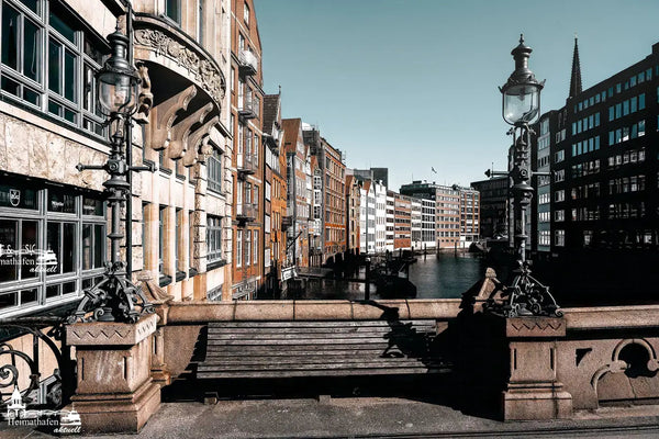 Historische Hohe Brücke am Nikolaifleet mit Blick auf Hamburger Kaufmannshäuser