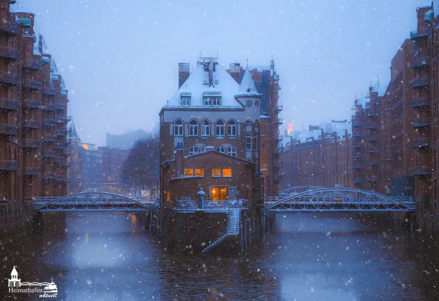 Hamburg Wandbilder Speicherstadt - Wasserschloss am Wintermorgen zur blauen Stunde